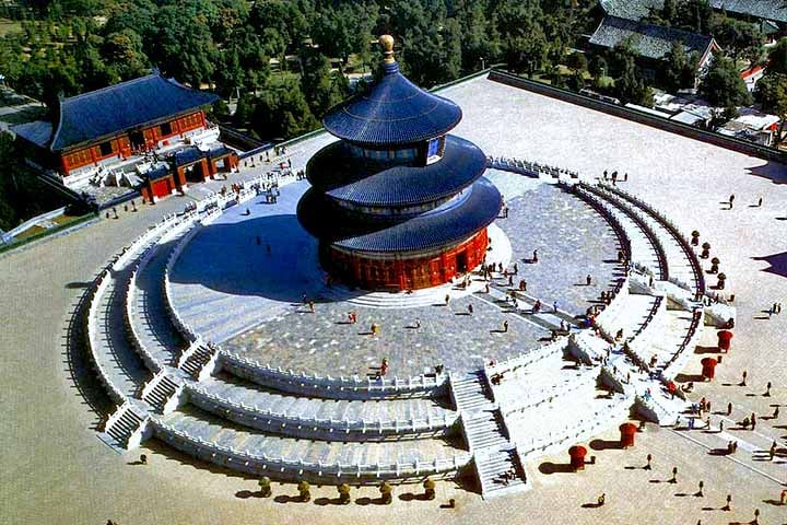 O Templo do Céu era considerado pelas dinastias Ming e Qing um ponto de ligação entre o céu e a terra - o Tian -, sendo local de pedido às forças celestiais pelas colheitas de primavera. 
