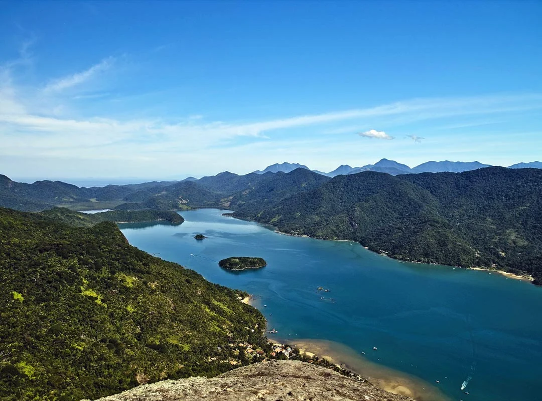O Brasil tem um único fiorde: o Saco de Mamanguá, em Santa Catarina. Tem 8 Km de comprimento por 1 Km de largura. No meio do percurso fica o Pico do Pão de Açúcar, montanha  de 425 metros de altura de cuja trilha se tem uma visão panorâmica da área.