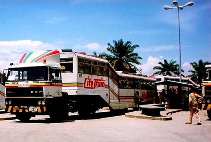 Este ônibus gigante foi fabricado na Holanda em 1989 e tinha capacidade para 350 passageiros.