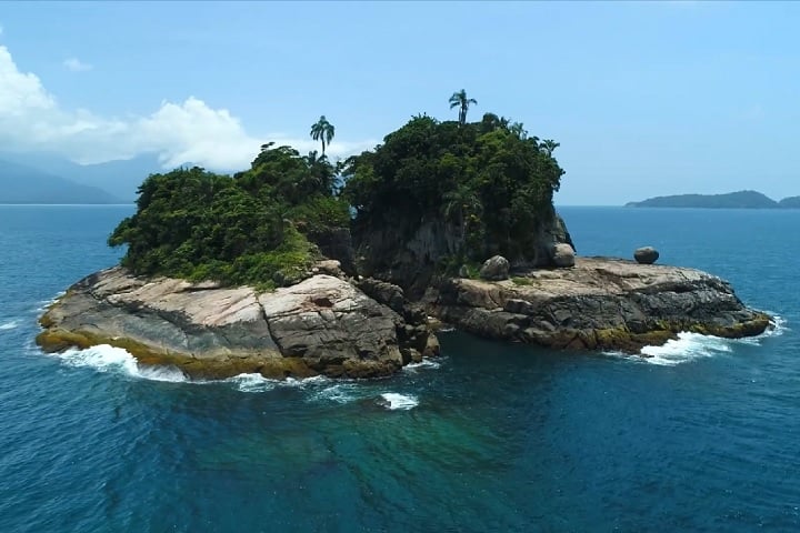 Ainda assim, a minipraia faz parte de roteiros de passeios de barco, permitindo que os visitantes admirem sua beleza de longe.