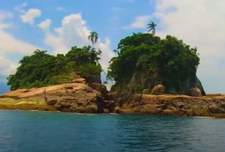 Mas não é só o tamanho que chama a atenção: a Ilha da Selinha encanta pela sua paisagem rodeada pela exuberante Mata Atlântica, que mantém o ambiente preservado e sem interferências urbanas.