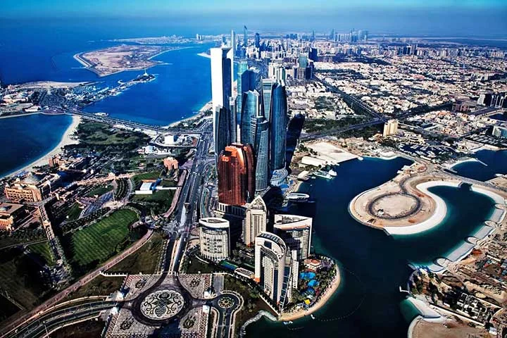 No entanto, o grande diferencial de Abu Dhabi está na maneira como combina modernidade e tradição. Por um lado, a cidade investe em tecnologias de ponta e arquitetura futurista. 
