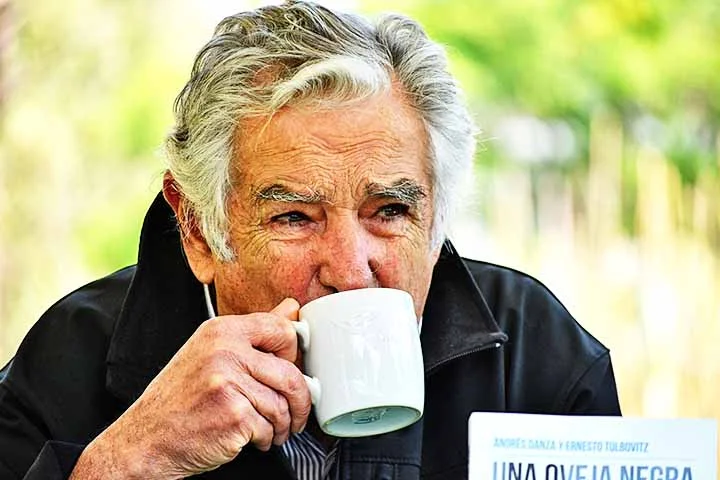 Em seus mandatos, o político de esquerda promoveu reformas progressistas, com a aprovação de leis que despertaram a atenção do mundo para o país de pouco mais de 3 milhões de habitantes.