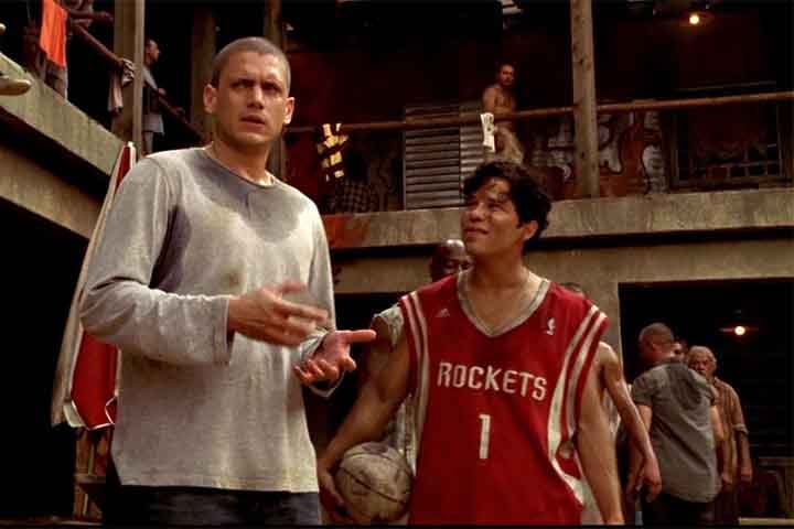 Conhecido por seu estilo contido e enigmático, Miller transmite com precisão o lado cerebral e sensível do protagonista, que usa a inteligência como principal arma.