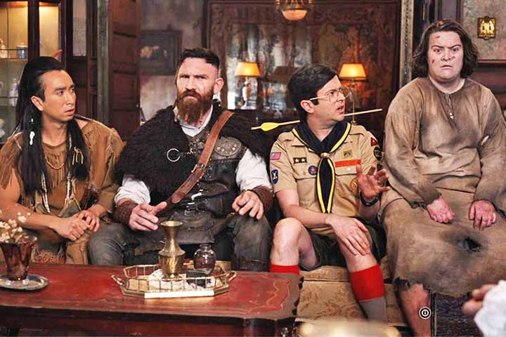 O grande diferencial da série, no entanto, está nos próprios fantasmas. Cada um representa uma época e carrega uma personalidade distinta, o que permite que os roteiristas brinquem com diferentes estilos de humor e conflitos geracionais.