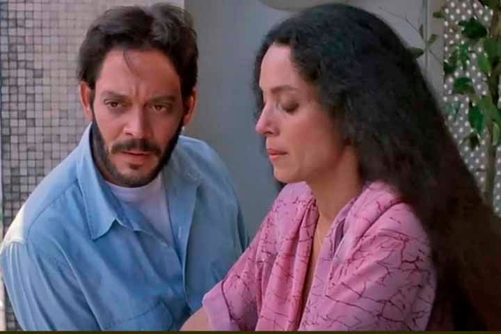 Sônia Braga tem uma longa e frutífera carreira internacional. Essa trajetória fora do Brasil iniciou-se em 1985, quando a atriz ganhou destaque em “O Beijo da Mulher Aranha”, dirigido pelo argentino naturalizado brasileiro Hector Babenco (1946-2016). 

