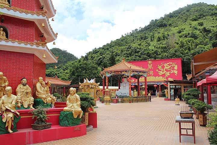 O caminho que leva ao mosteiro é ornado de ambos os lados por Budas Dourados, cada qual com poses únicas. Embora a nomenclatura diga “dez mil”, são no total 13 mil estátuas de Buda.
