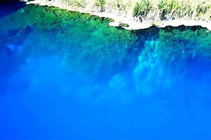 Embora a água cristalina pareça muito convidativa, as margens podem ser curtas em alguns pontos e a profundidade aumenta consideravelmente de forma abrupta.