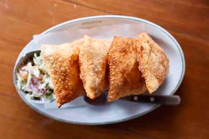 O pastel tem origens incertas, com influências chinesas, portuguesas e japonesas, mas foi no Brasil que ele ganhou sua cara mais conhecida: massa crocante, frita na hora, recheada com os mais variados ingredientes — carne, queijo, frango, pizza, chocolate, doce de leite, entre muitos outros.