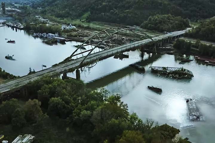 Outro elemento essencial para o sucesso da série é o seu aspecto visual e sonoro. As locações e os cenários recriam com realismo impressionante o ambiente de um mundo colapsado, com vegetação tomando cidades, estruturas em ruínas e cenários melancólicos.