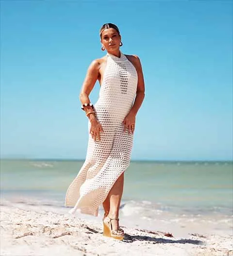 Flávia nunca escondeu seu orgulho de ser natural de Arraial do Cabo. A cidade litorânea do Rio de Janeiro, conhecida por suas praias paradisíacas, sempre foi um refúgio afetivo para a atriz, que volta frequentemente ao local.