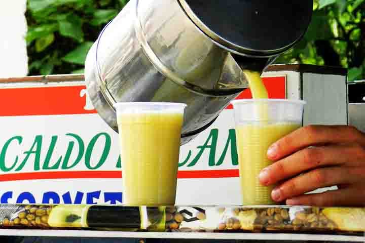 Já o caldo de cana, extraído na hora da cana-de-açúcar espremida, tem um sabor doce e natural que complementa perfeitamente a gordura e o sal do pastel. 