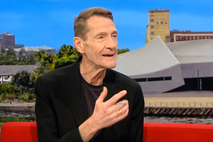 Além disso, o próprio criador literário de Reacher, Lee Child, atua como produtor executivo. Sua participação garante que a essência dos livros seja respeitada, mesmo com as adaptações necessárias ao formato audiovisual.