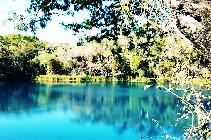 A entrada é gratuita, mas requer autorização, pois a lagoa fica em uma propriedade privada.