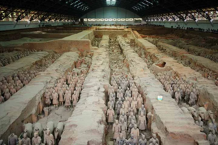 As representações de argila em tamanho real datam do final do século III a.C. Elas representam os exércitos de Qin Shi Huang, o primeiro imperador da China, entre 247 a.C. e 221 a.C. 
