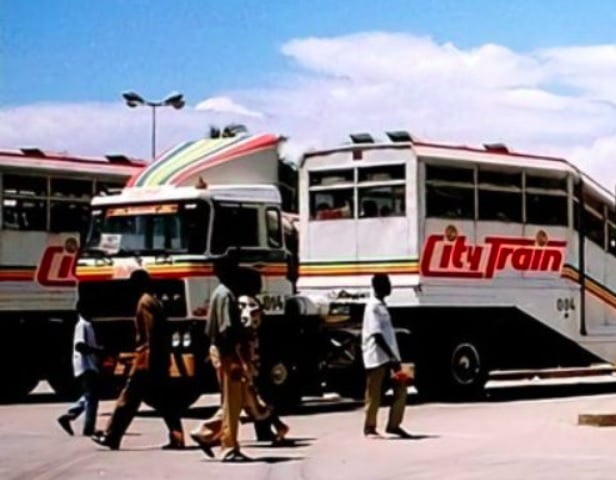 O ônibus enfrentou desafios como infraestrutura inadequada, manutenção cara e necessidade de motoristas especializados, sendo retirado de circulação pouco tempo depois.