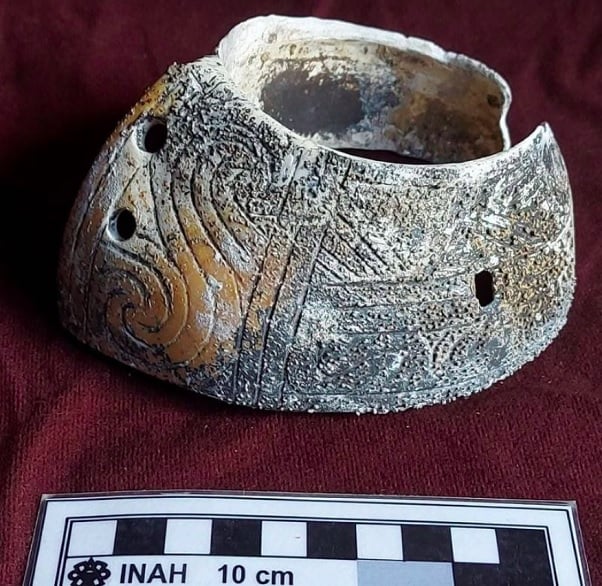 Algumas peças apresentam gravações, incluindo um símbolo em forma de S, chamado xonecuilli, que possui ligação com o planeta Vênus e com a contagem do tempo nas culturas mesoamericanas. 