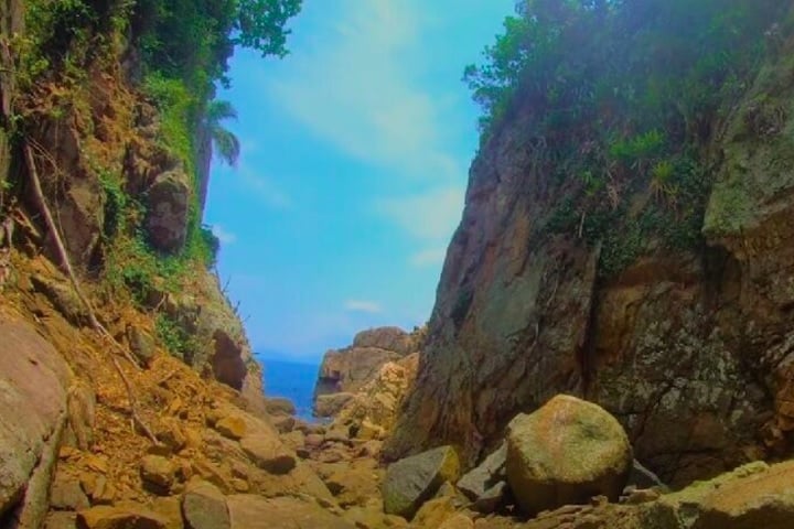 Mas calma, para quem pensa em visitar a prainha, aqui vai um alerta: para proteger o ecossistema, o desembarque na ilha é proibido. 