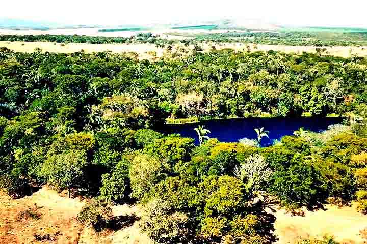 A Lagoa Azul foi formada por uma dolina, que consiste em uma cratera causada pelo desabamento de uma caverna calcária.