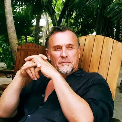 Carismático e imprevisível, o personagem é um dos mais complexos da série. Knepper, veterano da TV e do cinema, entrega uma atuação intensa que equilibra ameaça e vulnerabilidade.