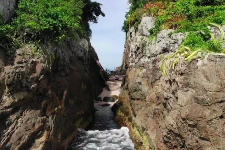 Uma praia do litoral de São Paulo pode entrar para o livro dos recordes graças por conta do seu tamanho minúsculo.