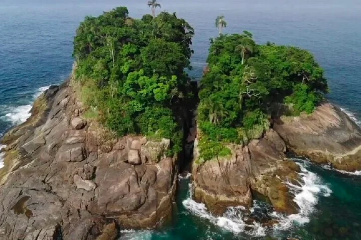 Situada em Ubatuba, no litoral norte de São Paulo, a Ilha da Selinha é considerada por muitos como a menor praia do planeta.
