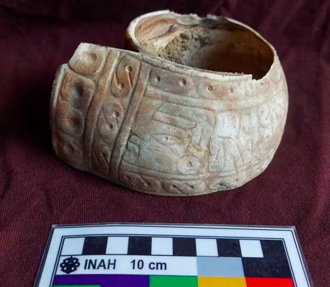 Entre os itens encontrados estão quatro braceletes feitos de conchas, cuidadosamente colocadas sobre pequenas estalagmites, o que indica a possível importância simbólica desses elementos no contexto cerimonial. 