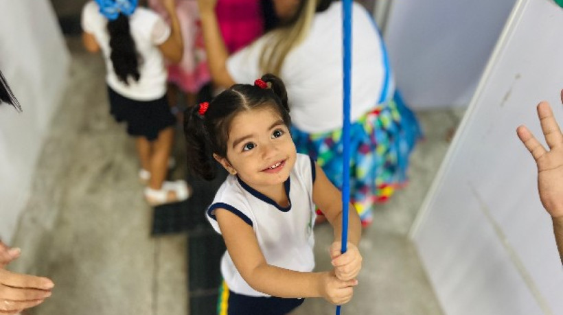 O aumento de 43% no número de vagas foi divulgado pelo Prefeito de Aquiraz.