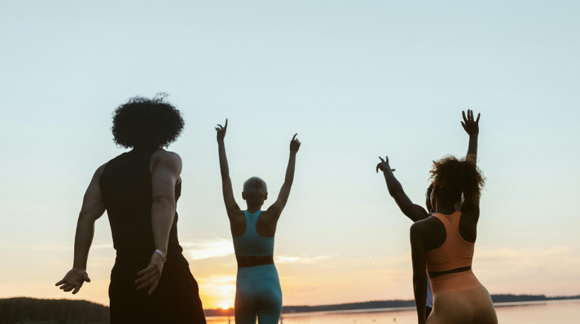 Para estimular o cérebro e formar boas lembranças, não precisa fazer algo extraordinário, como uma grande viagem: pode ser aprender um instrumento, ler um livro, fazer um caminho diferente, aprender uma língua, praticar uma atividade física ou socializar 