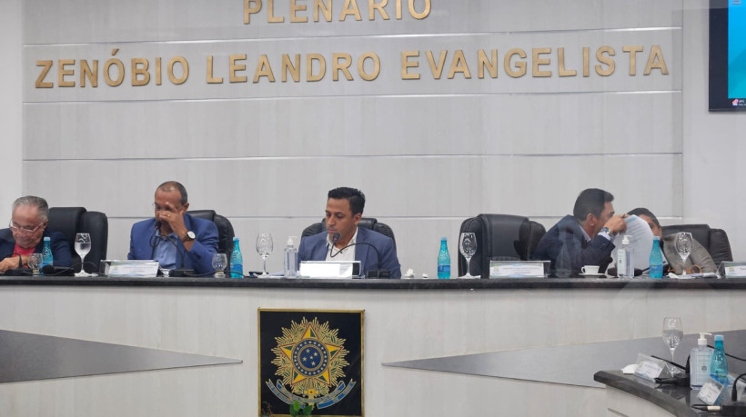 Vereadores em sessão plenária na Câmara Municipal de Eusébio