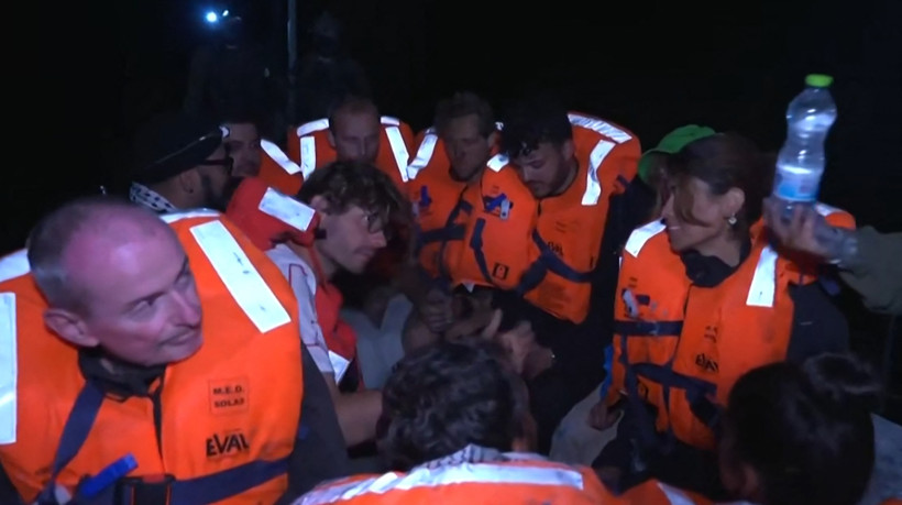 Uma imagem capturada de um vídeo publicado na conta X do Ministério das Relações Exteriores de Israel em 9 de junho de 2025 mostra o que o ministério disse serem passageiros do barco de ajuda humanitária Madleen com destino a Gaza recebendo água após a embarcação ter sido interceptada por forças israelenses em águas internacionais e redirecionada para a costa de Israel, impedindo que os ativistas a bordo, incluindo a ativista sueca Greta Thunberg, chegassem ao território palestino bloqueado