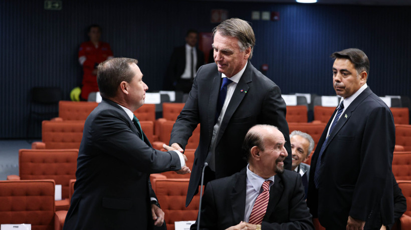 ￼MAURO Cid e Bolsonaro se cumprimentaram antes de os depoimentos começarem