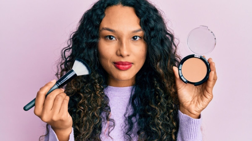 A maquiagem no inverno exige alguns cuidados (Imagem: Krakenimages.com | Shutterstock)