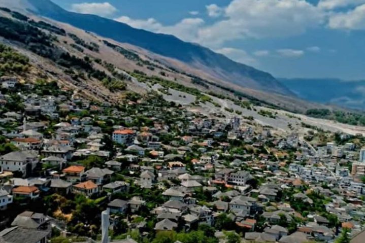 Na Segunda Guerra Mundial, a Albânia, ocupada pela Itália, foi usada como base para a invasão da Grécia em 1940, resultando na Guerra Greco-Italiana.