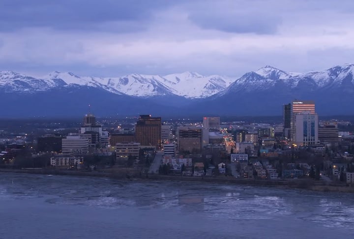 Sua população de cerca de 740 mil habitantes é concentrada principalmente na região de Anchorage, a maior cidade do estado.