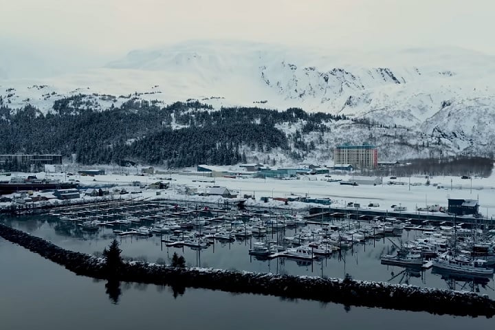 Hoje, Whittier é um destino popular para turistas, especialmente no verão, quando visitantes chegam para explorar suas belezas naturais, fazer passeios de barco para observar baleias e focas, ou praticar caminhadas nas trilhas próximas. 