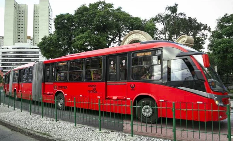 Em Curitiba, no Brasil, o sistema de ônibus BRT (Bus Rapid Transit) foi pioneiro e inspirou projetos em outras cidades globais. 