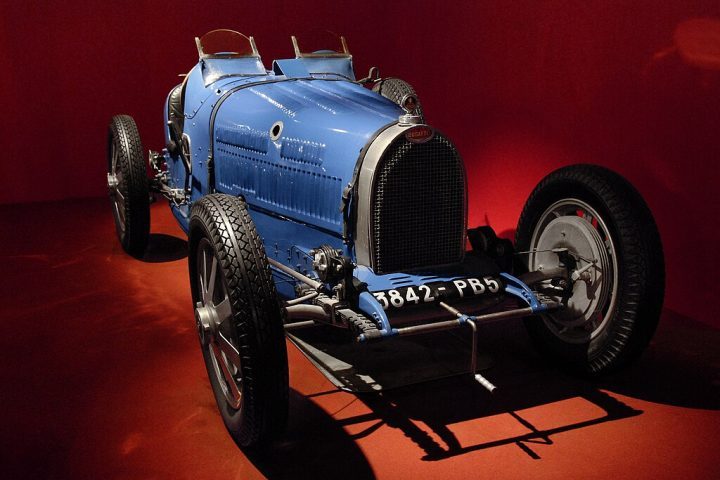 Desde o início, a Bugatti se destacou pela engenharia inovadora e designs arrojados, como o Bugatti Type 35, um dos carros de corrida mais bem-sucedidos da história do automobilismo.