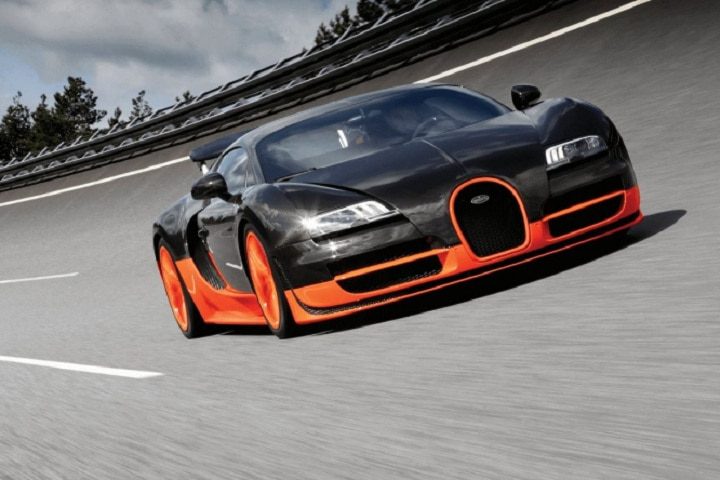Equipado com um motor W16 de 8.0 litros quadriturbo, o Veyron chegava a mais de 1.000 cavalos de potência e foi o primeiro carro de produção a ultrapassar os 400 km/h!