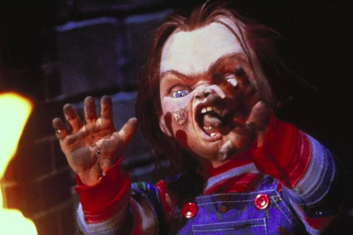 A história gira em torno de Chucky, um boneco possuído pelo espírito de um serial killer, que aterroriza suas vítimas enquanto tenta transferir sua alma para um corpo humano.
