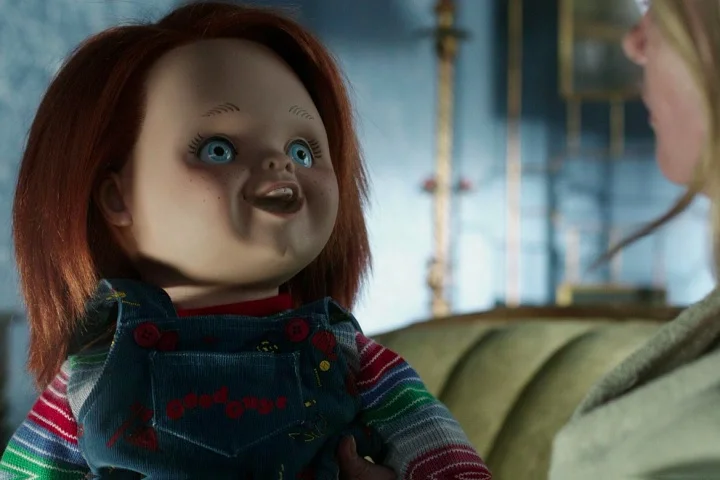 A Maldição de Chucky (2013), dirigido por Don Mancini – Retorna ao terror mais sombrio, com Chucky aterrorizando uma família em uma casa isolada, revelando conexões com o passado. 