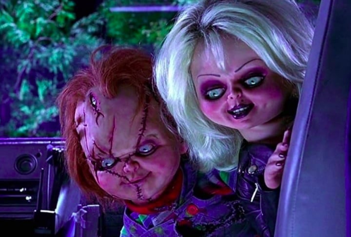A Noiva de Chucky (1998), dirigido por Ronny Yu – Com um tom maior de humor negro, o filme introduz Tiffany, uma ex-namorada de Charles Lee Ray que revive Chucky e também se torna uma boneca assassina. 
