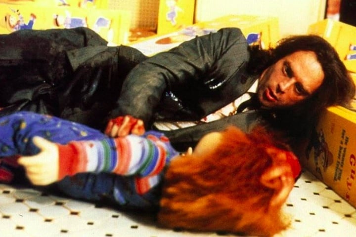 No filme original, lançado em 1988 e dirigido por Tom Holland, o assassino em série Charles Lee Ray faz um ritual de vodu para transferir sua alma para um boneco da linha “Good Guy”.