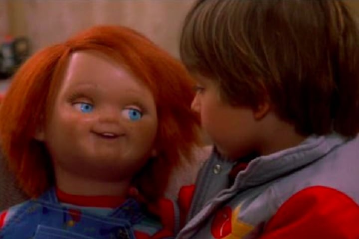 O boneco, rebatizado como Chucky, é presenteado para um menino chamado Andy Barclay e, a partir daí, eventos macabros começam a acontecer.