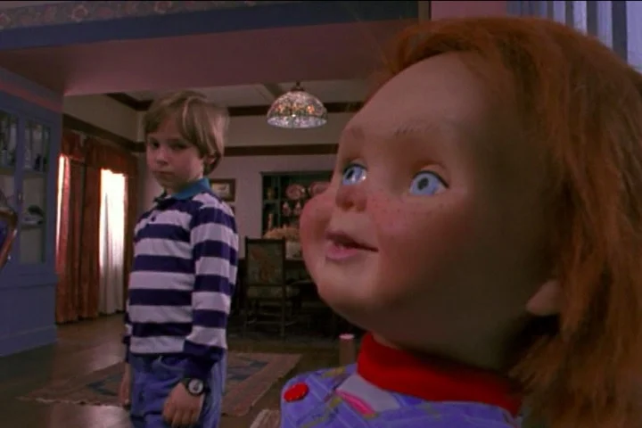 Brinquedo Assassino 2 (1990), dirigido por John Lafia – Chucky é reconstruído e volta para perseguir Andy, que agora vive em um lar adotivo.