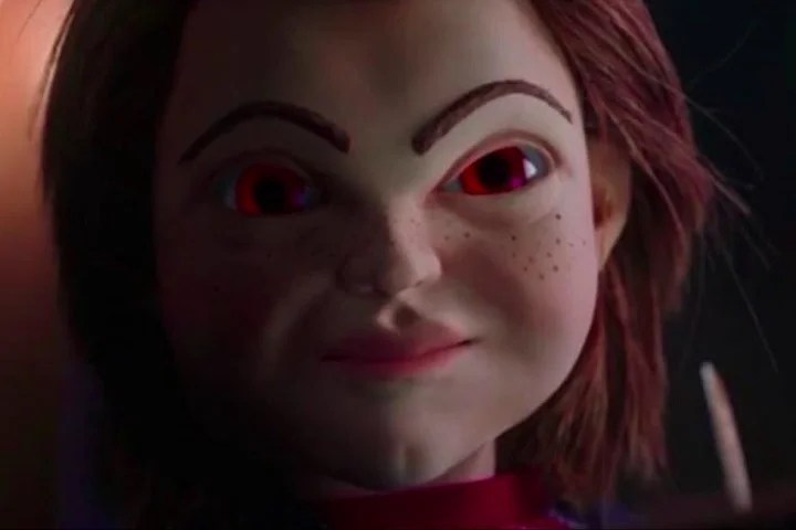 A nova versão, com direção de Lars Klevberg, apresenta um Chucky repaginado — não mais um brinquedo possuído, mas sim um boneco com inteligência artificial que desenvolve comportamentos assassinos.