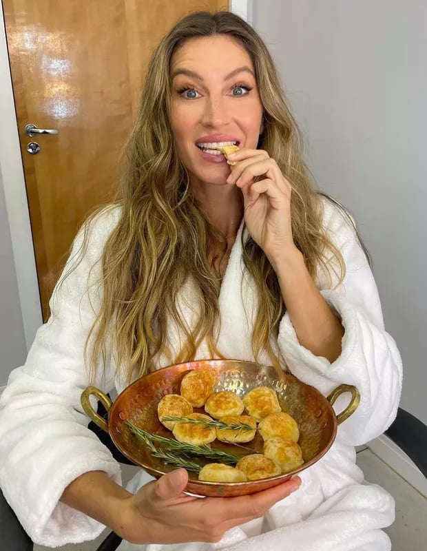Gisele Bündchen - A supermodelo internacional, gaúcha, segue uma dieta de vegetais e cereais. Seu ex-marido Tom Brady, astro do futebol americano, seguia a mesma toada. Porém, Gisele já confessou que adora pão de queijo..uma tentação que foge à regra.