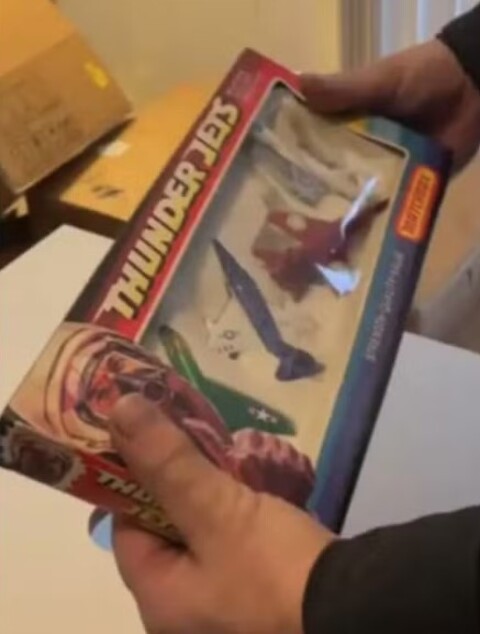 Quando tirei aquilo, era um papel de embrulho supervelho, declarou King à emissora KTLA5. Ao abrir o antigo presente, ele descobriu que se tratava de um conjunto de Matchbox Thunder Jets - aeromodelos fabricados nos anos 70. O homem especula que o pacote deve ter caído em um vão da parede quando estava escondido no sótão da casa. A mãe, por sua vez, não se recorda de ter comprado o brinquedo.
