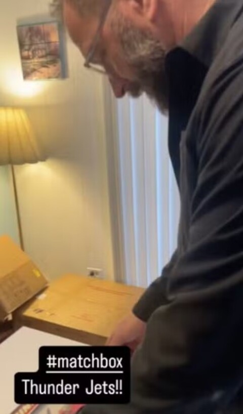 Um homem de 53 anos encontrou um presente de Natal “esquecido” há mais de quatro décadas na parede de um banheiro em reforma. O caso aconteceu no estado de Illinois, nos Estados Unidos. 
