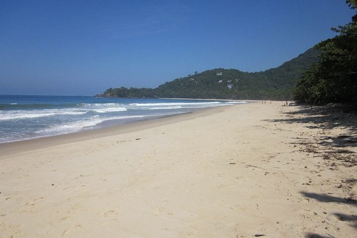 A cidade também é reconhecida pelo turismo ecológico, observação de aves e prática de esportes como surfe e mergulho. 
